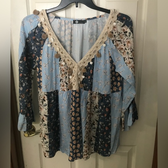 Seashell & Pom Pom Italian Top - Picture 8 of 9